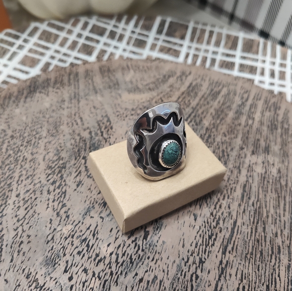 💞 Vintage Turquoise and 925 Silver Native American Conversation Ring, Unisex, 8 - Picture 7 of 9